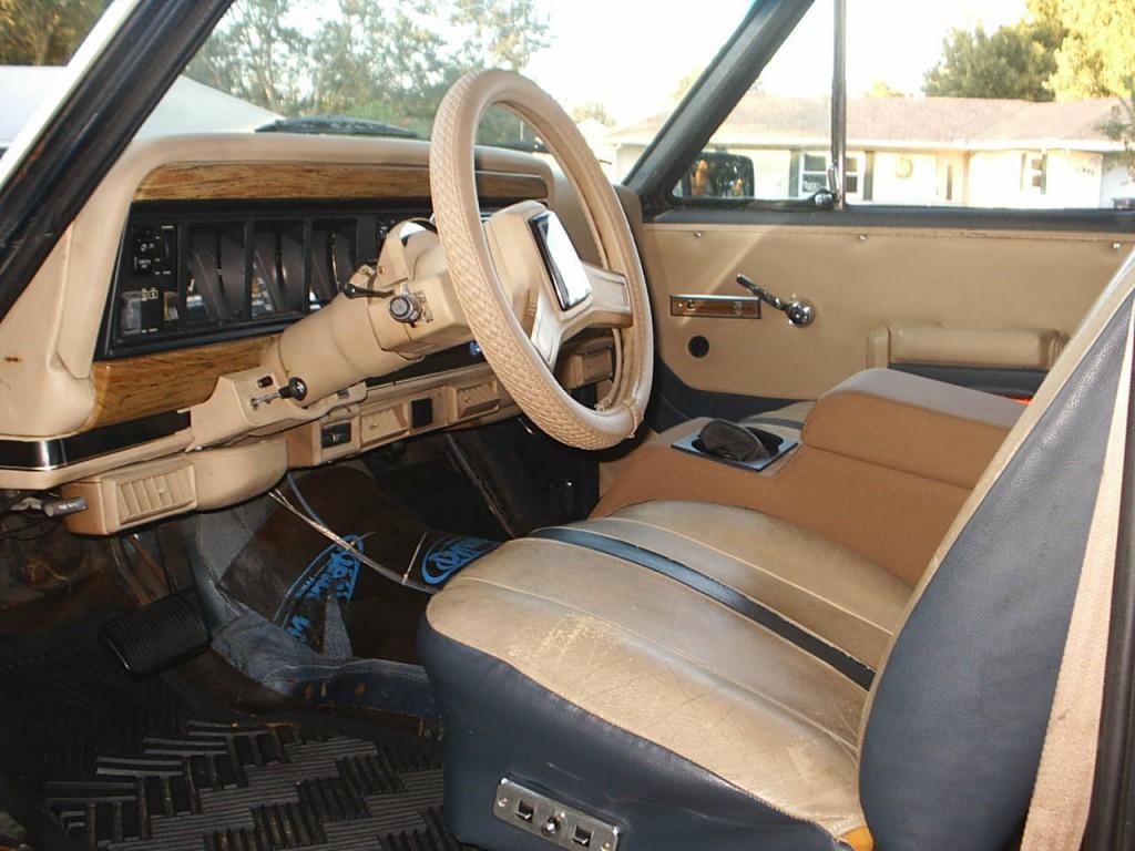 1988 Jeep Grand Wagoneer 35″ TIRES.