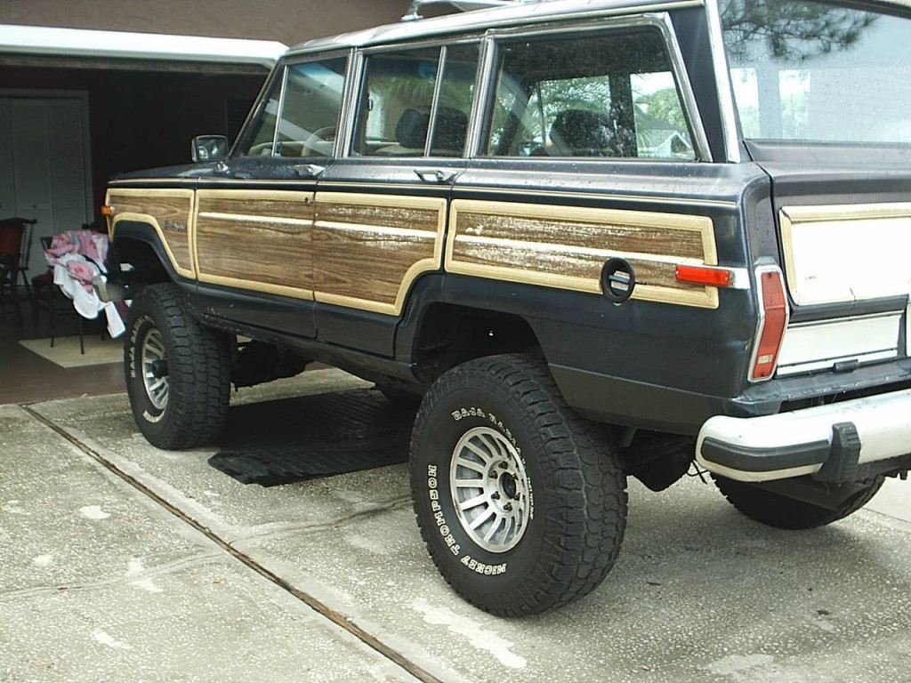 1988 Jeep Grand Wagoneer 35″ TIRES.