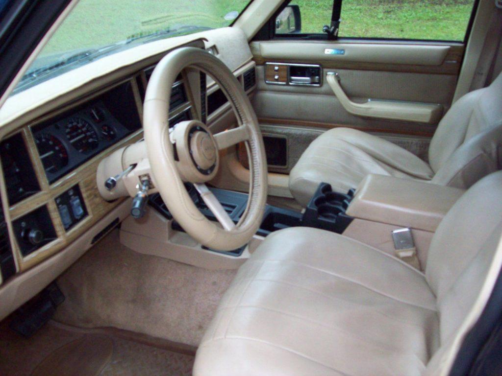 1989 Jeep Wagoneer Limited w/ Wood Grain Trim