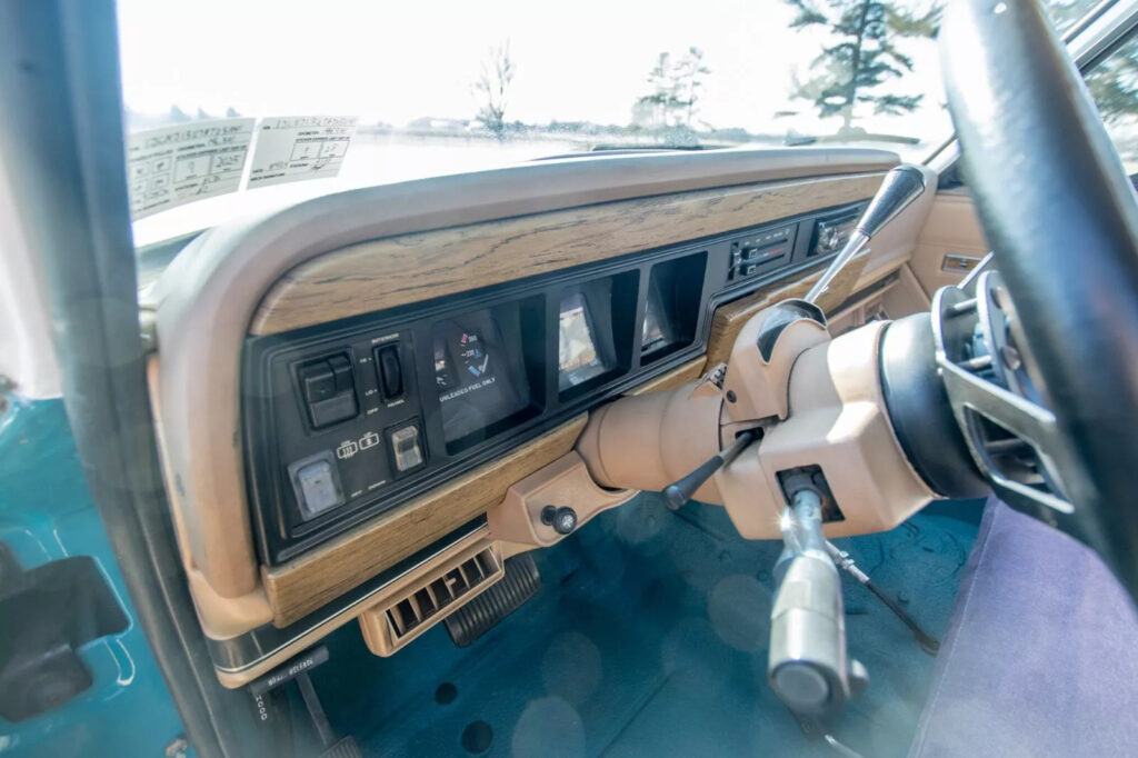 1987 Jeep Grand Wagoneer –