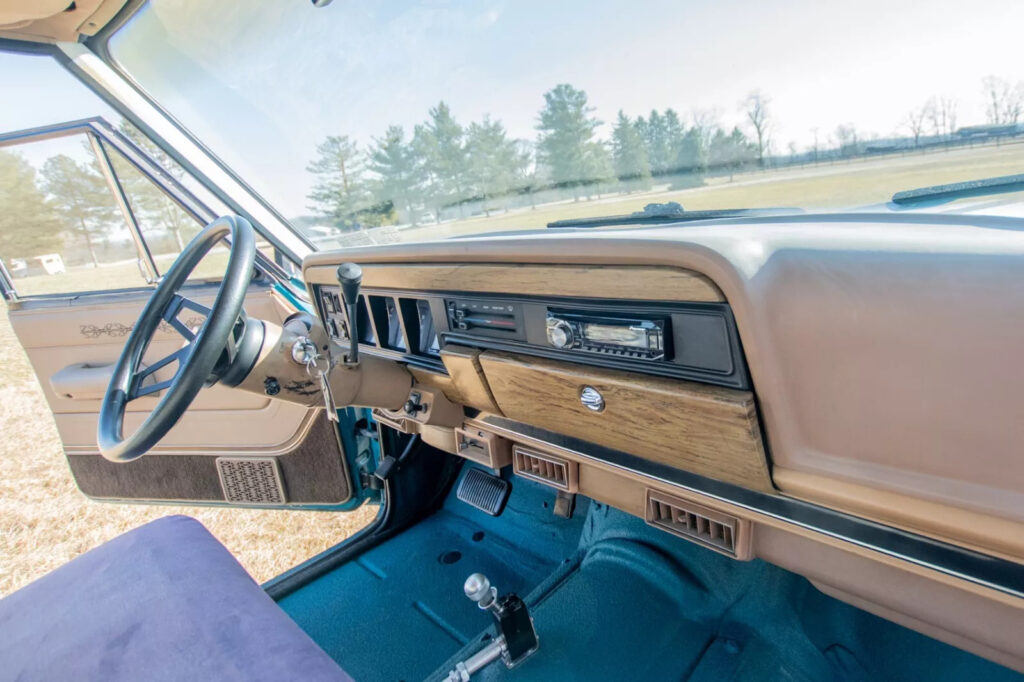 1987 Jeep Grand Wagoneer –
