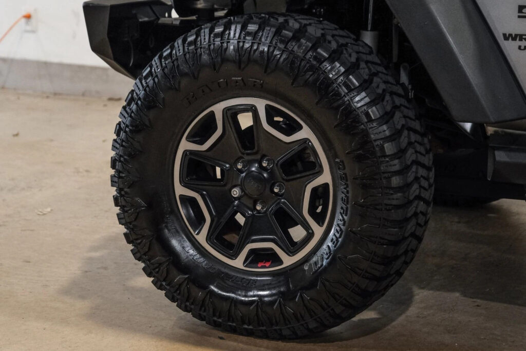 2015 Jeep Wrangler Unlimited Sport 4X4 Lifted, Bumpers, Leds. 90K